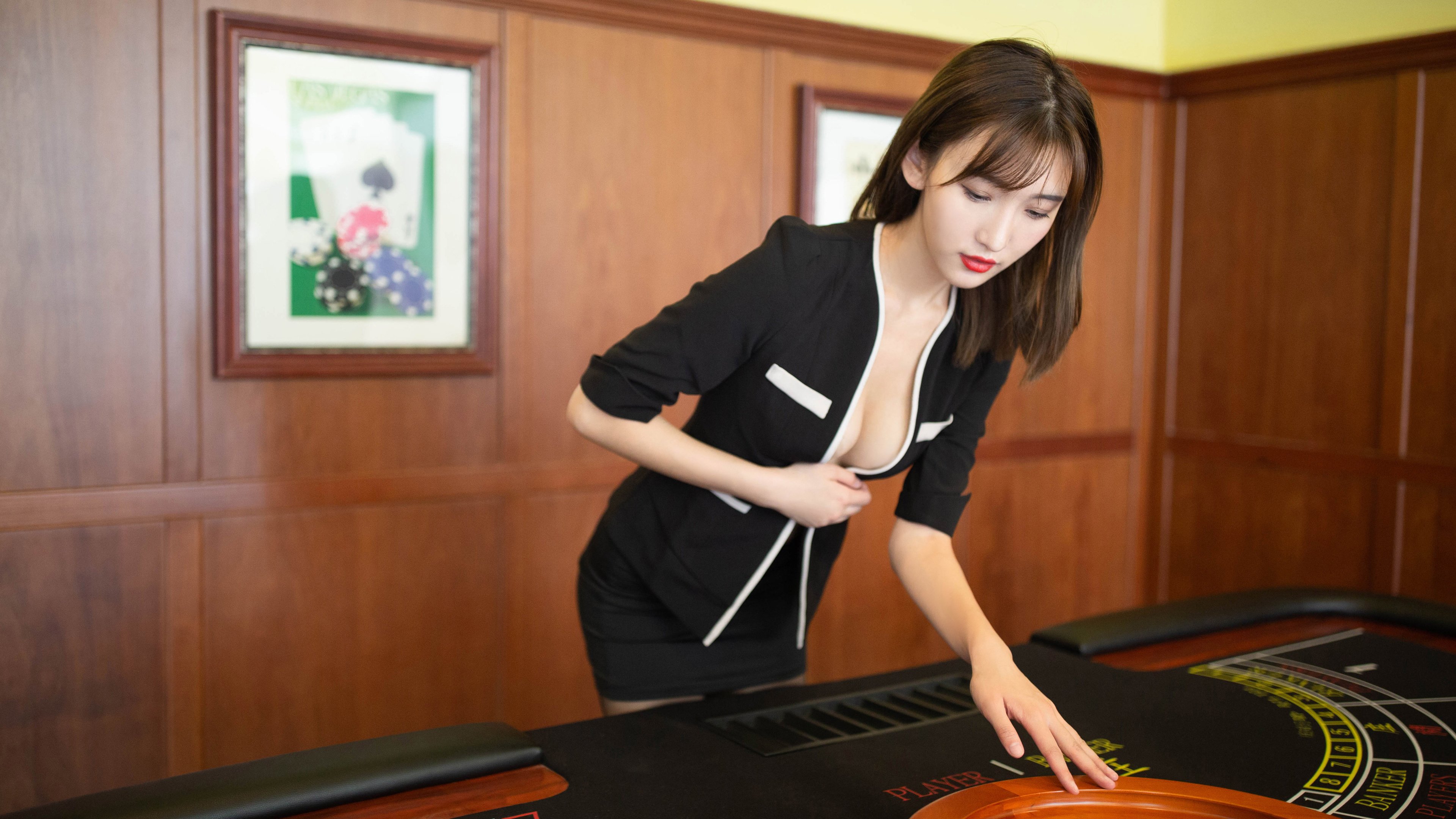 FB体育网站-曼联战曼城，双雄对决谁能笑到最后，曼联曼城对决结果